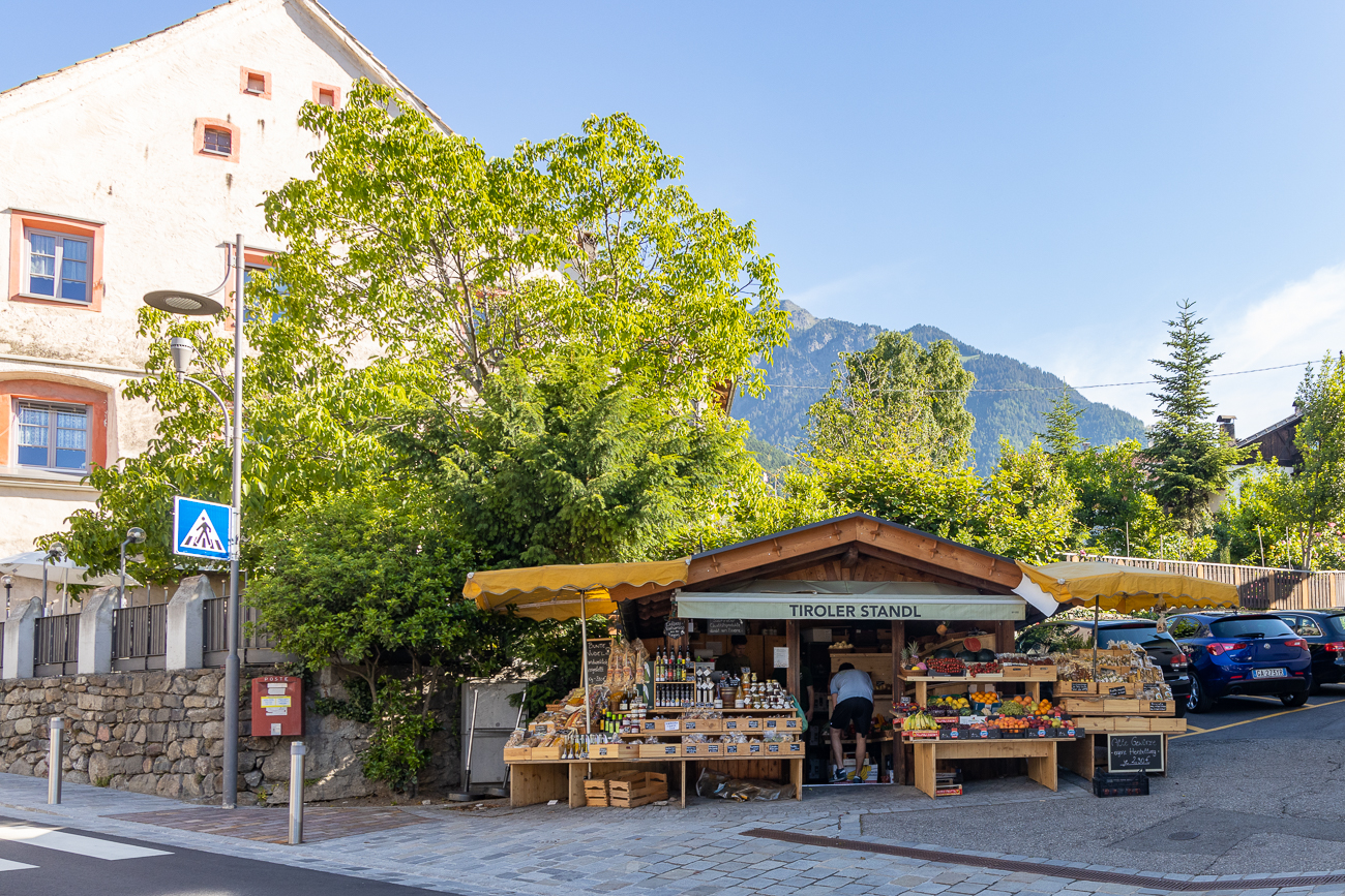 Obst, Gemüse und natürlich Speck und Schnaps gibt es am Standl