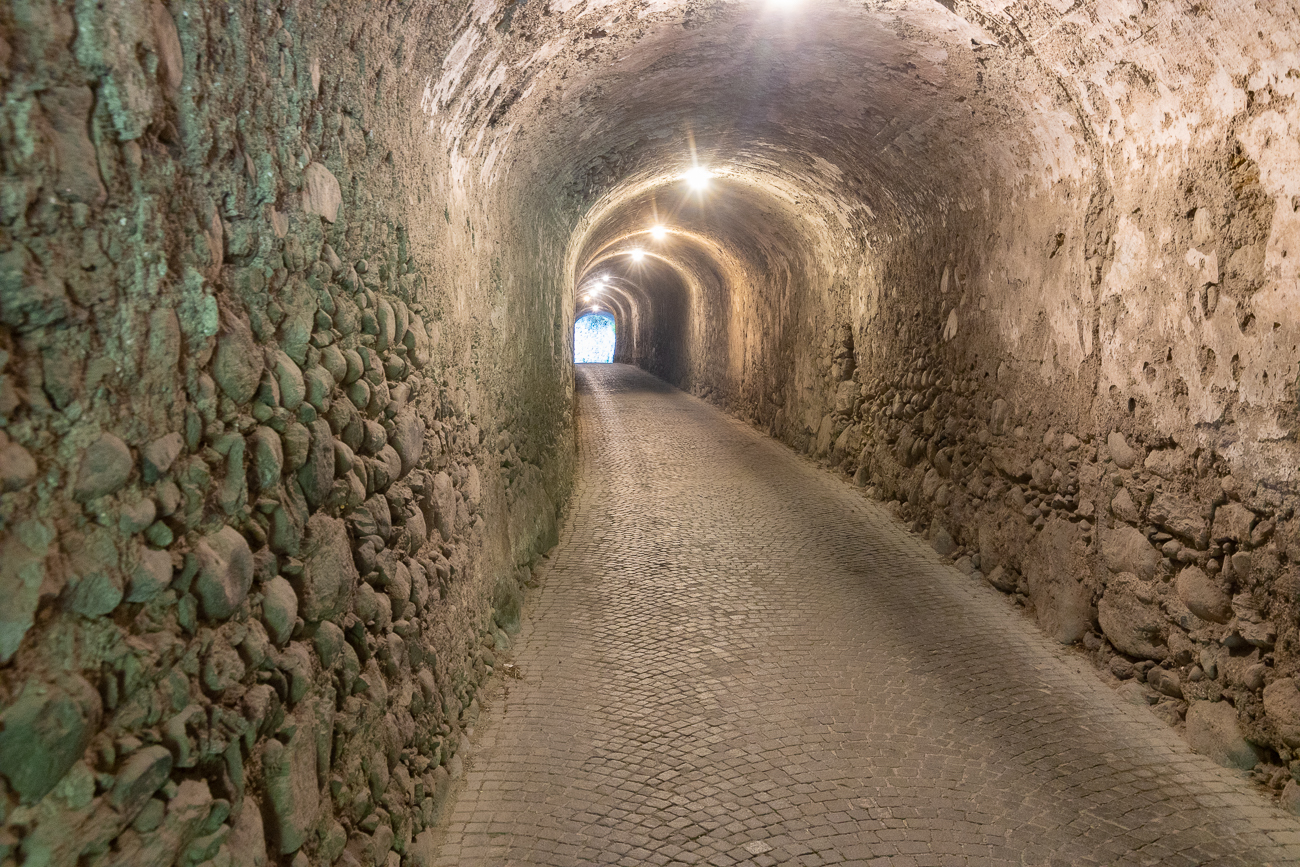 ... müssen wir einen Tunnel durchqueren