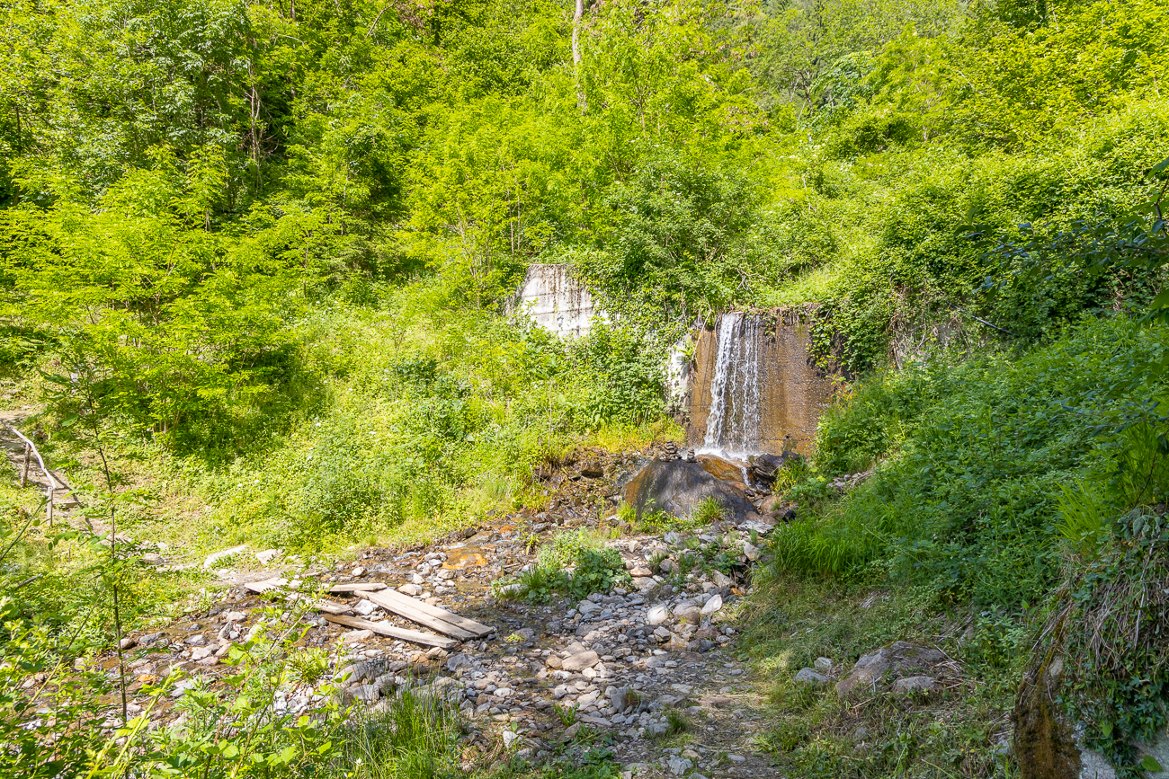 Befestigter Bachlauf mit Wasserfall