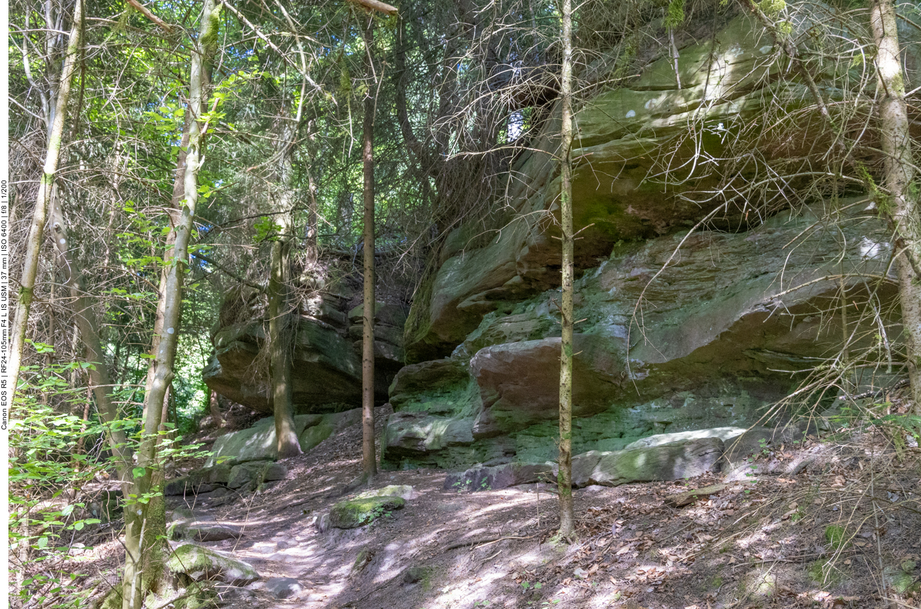 Felsgebilde auf halbem Weg