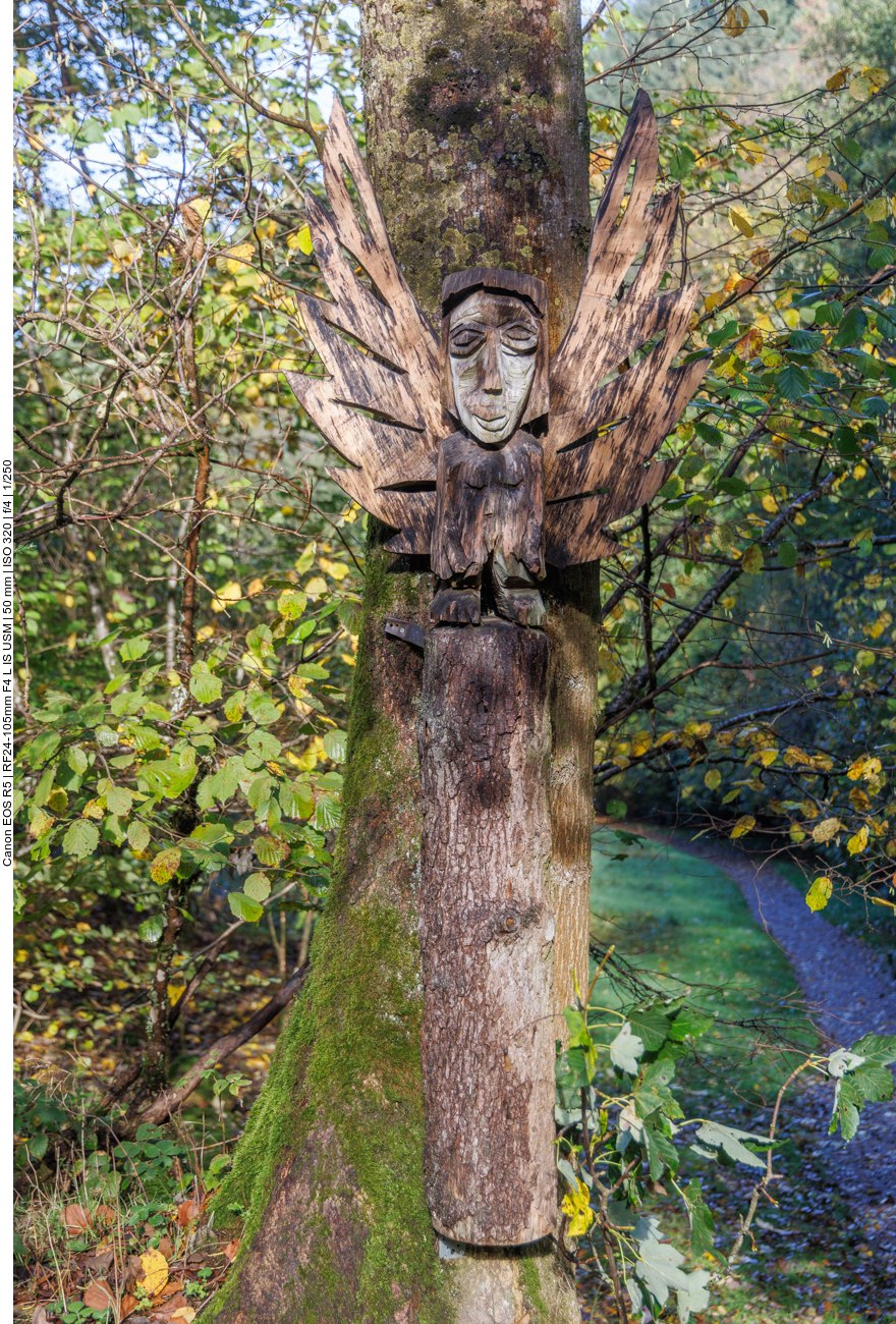 Holzskulptur am Wegesrand