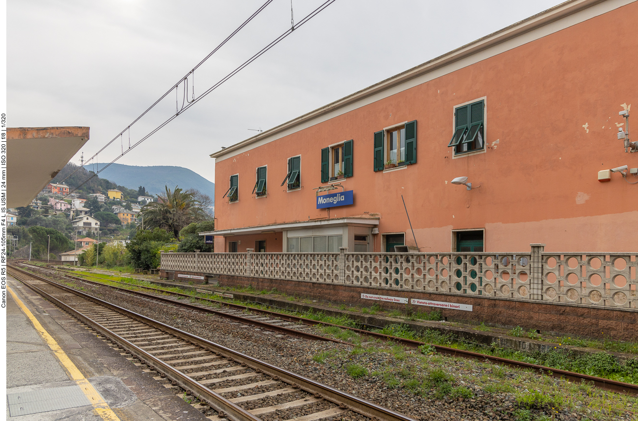 Wir beginnen die Wandertour am Bahnhof von Moneglia und fahren mit dem Zug nach Corniglia