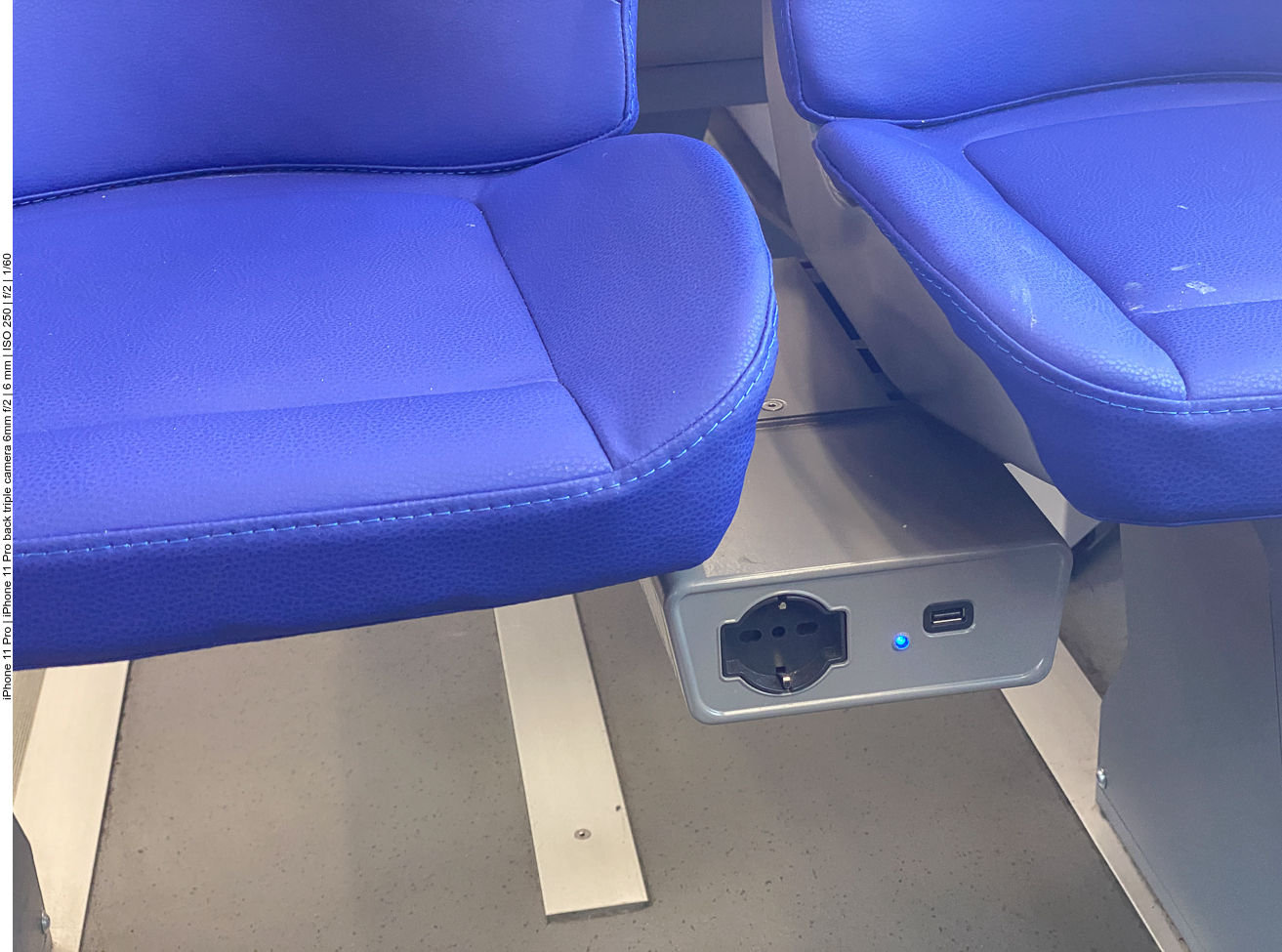 Im Zug gibt es WLan und man könnte sein Handy laden, wenn man das Ladekabel dabei hätte ;-)