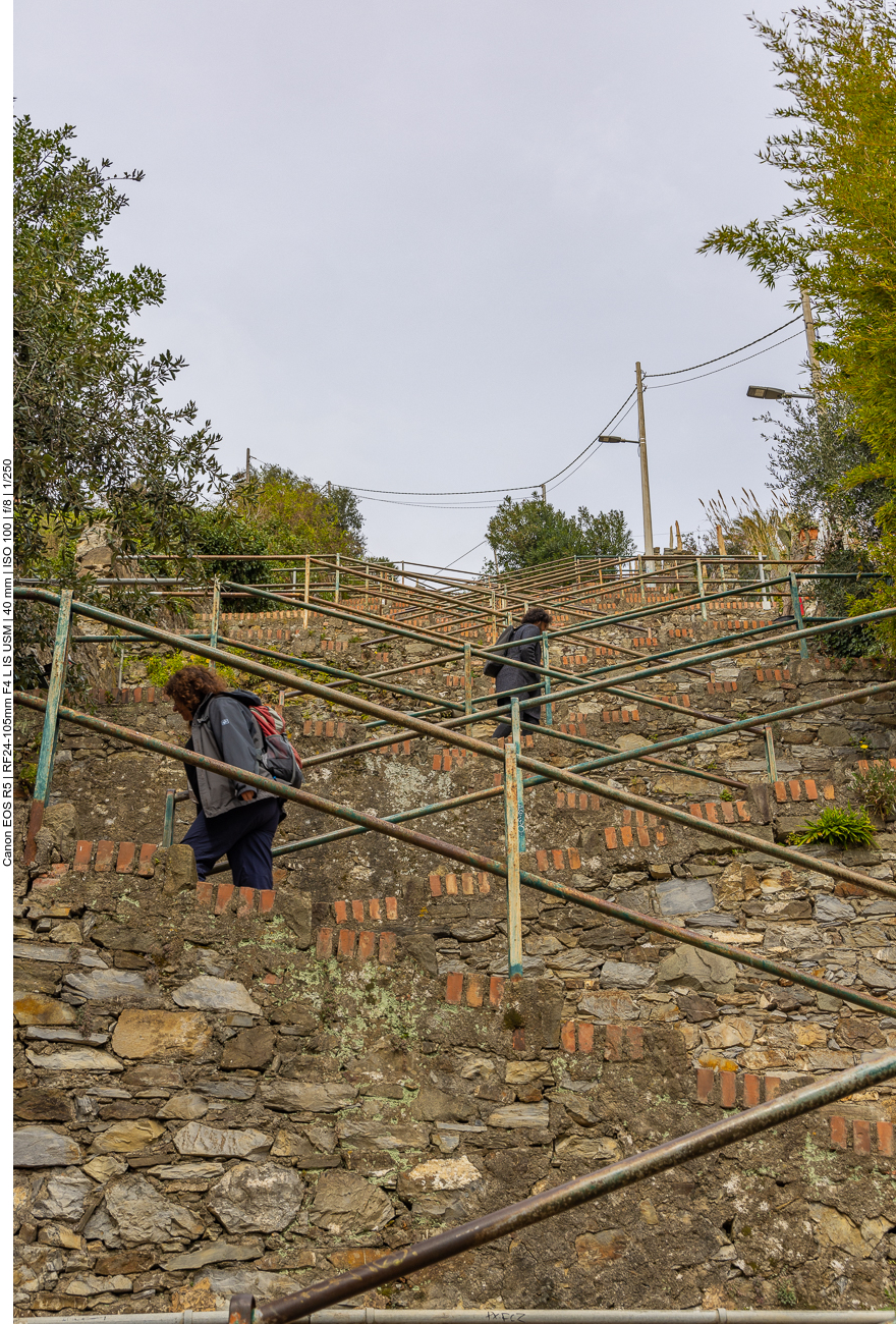 Corniglia liegt oben auf dem Berg und wir müssen einige Stufen zum Ort hinauf erklimmen