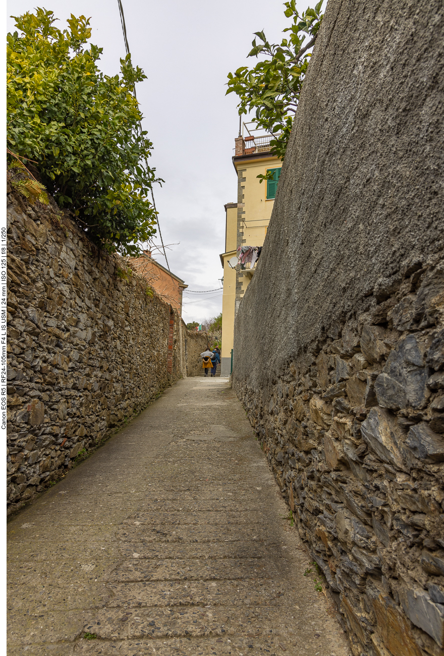 Steiler Weg ins Dorf