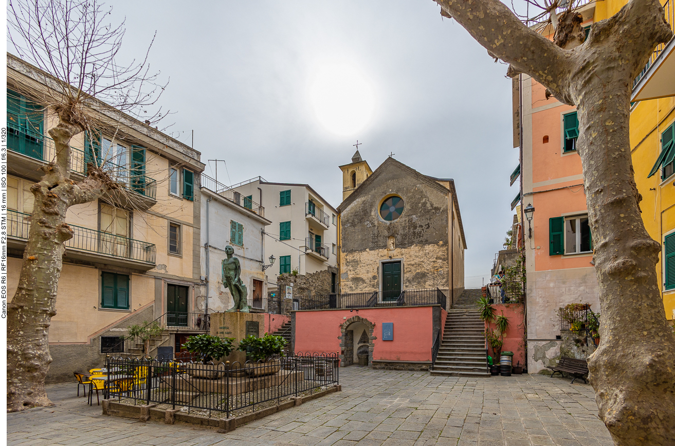 Die Kapelle "flagellanti di S. Caterina"liegt mitten auf dem Hauptplatz Corniglias und wurde im XVIII. Jahrhundert erbaut. Auf dem selbigen Platz befindet sich das "Monumento ai caduti" aus dem Jahre 1926, welches den Gefallenen gedenkt