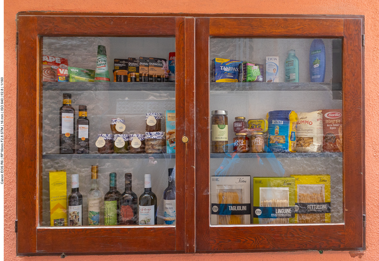 Schaukasten mit ortstypischen Artikeln