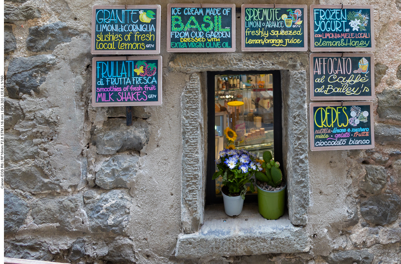 Bunte Farben überall auf Schildern und Tafeln