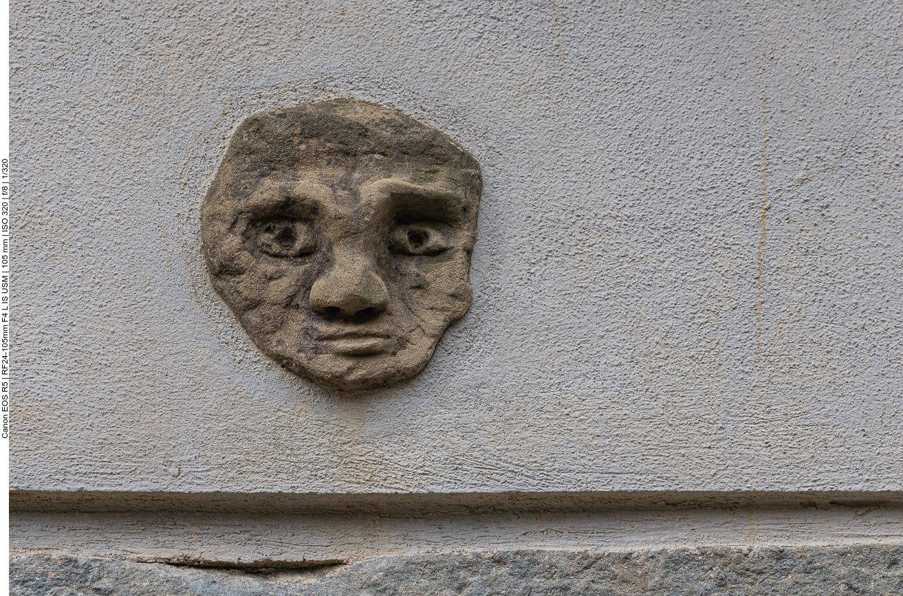 Manche Wände sind mit steinernen Köpfen verziert