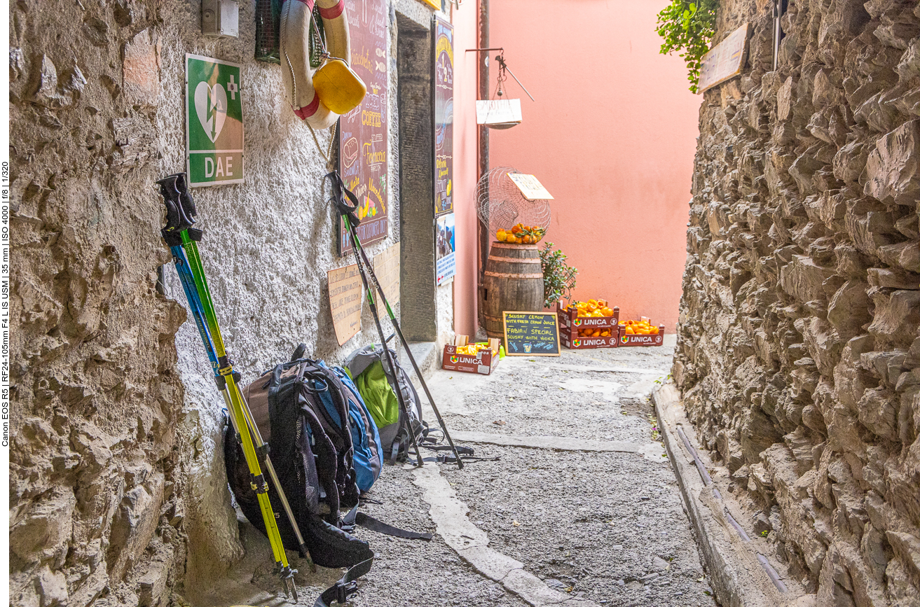 Es geht vorbei an gelb-grünen Teppichen ...