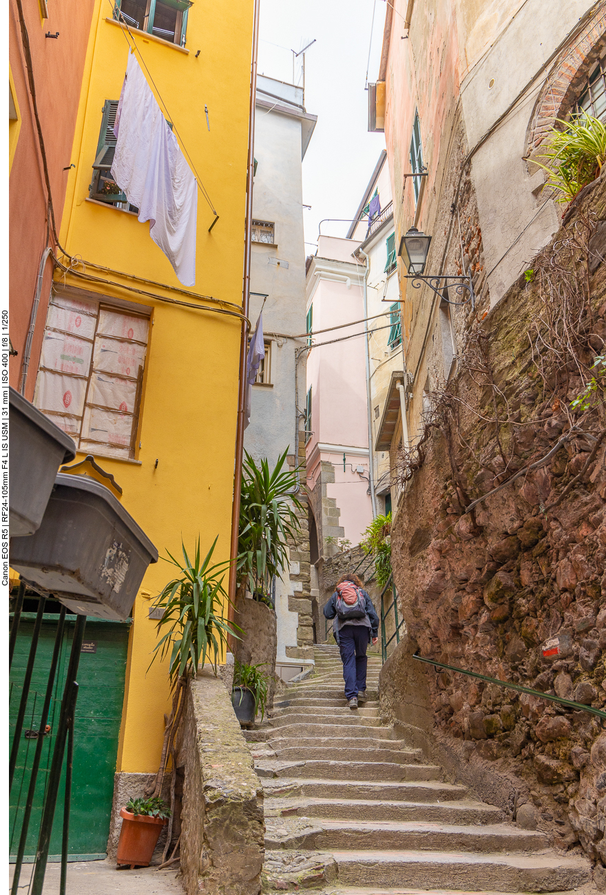 Über viele Treppen geht es zum Wanderweg zurück