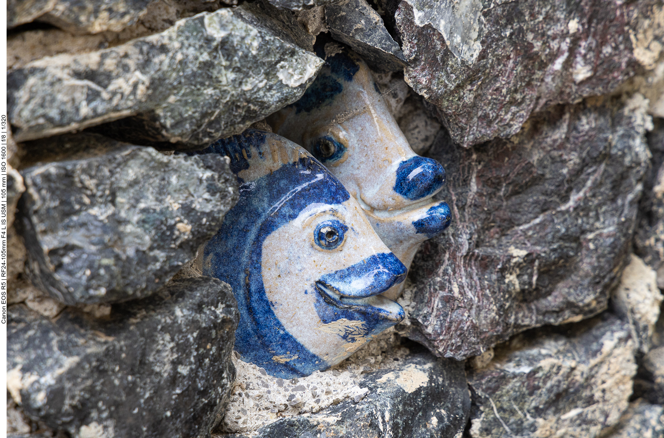 In den Mauern sind Meeresmotive ...