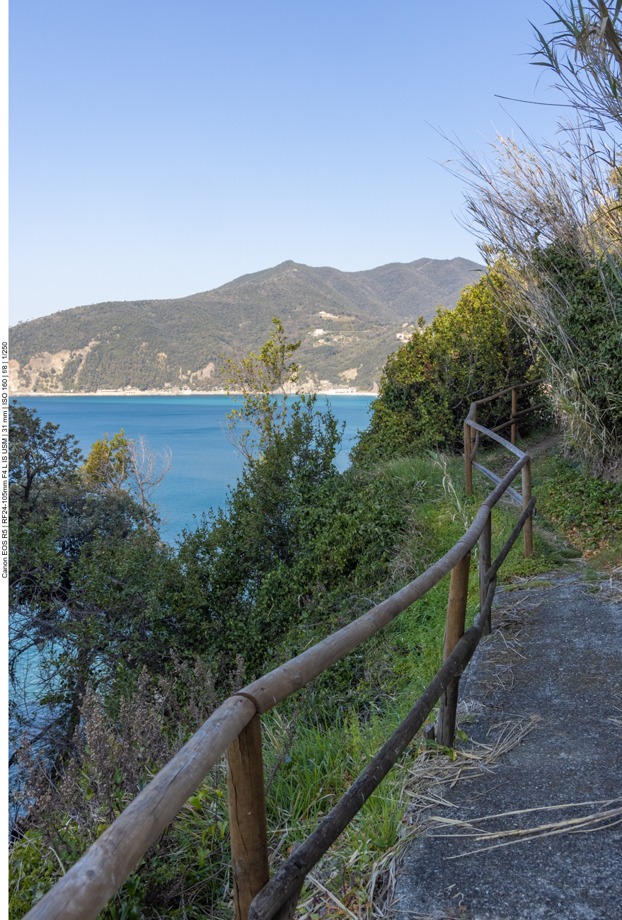 ... und wandern den Pfad am Hang entlang ...