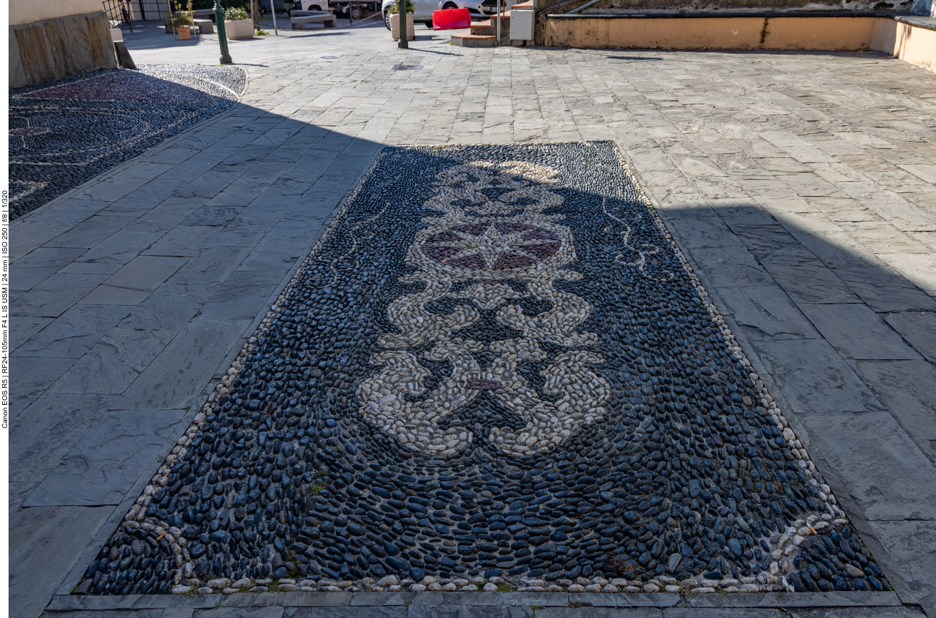 Steinmosaik vor der Kirche
