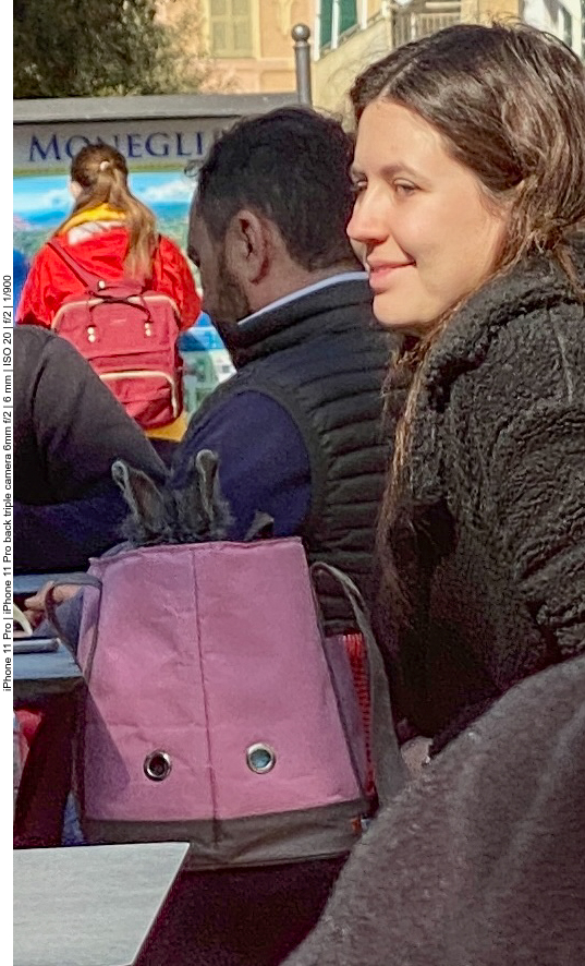 ... aber was schaut aus der Tasche am Nachbartisch heraus? Das Mädel hat einen Hasen dabei ;-)