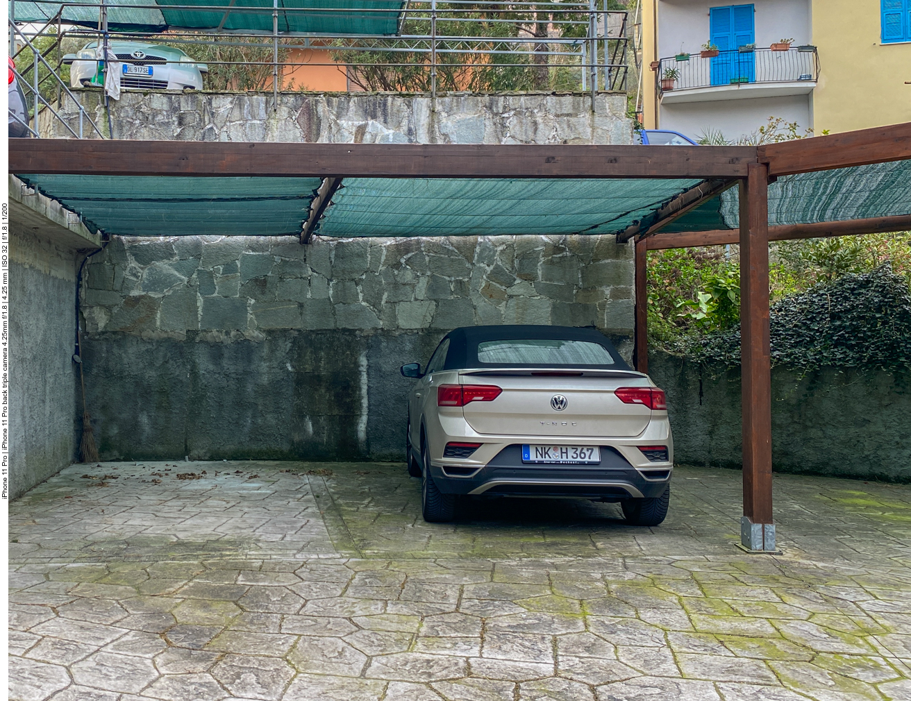 Am Bahnhof in Moneglia können wir das Auto auf dem Parkplatz unseres Vermieters kostenlos abstellen