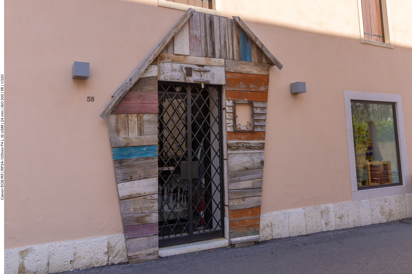 Originelle Tür in Bassano del Grappa