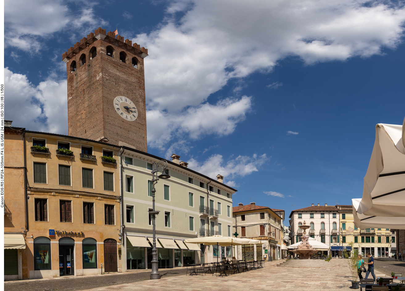 Die Piazza Giuseppe Garibaldi, der frühere Kräutermarkt, wurde 1776 angelegt. Überragt wird der Platz vom 43 Meter hohen Torre Civica, einem Bestandteil der im 13. Jahrhundert errichtenen zweiten Verteidigungsanlage
