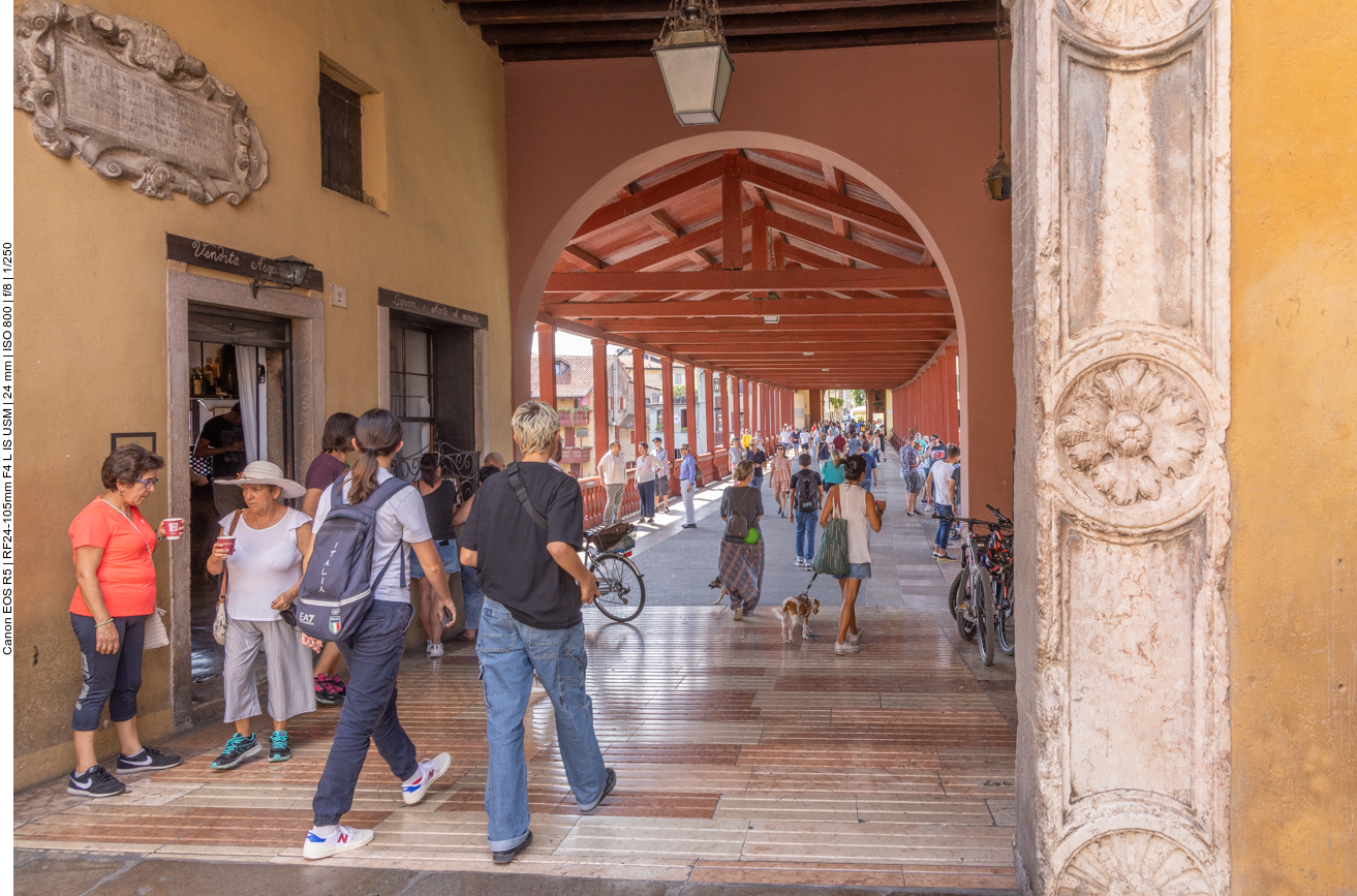 An der überdachten Holzbrücke "Ponte degli Alpini", im Volksmund auch "Ponte Vecchio" genannt
