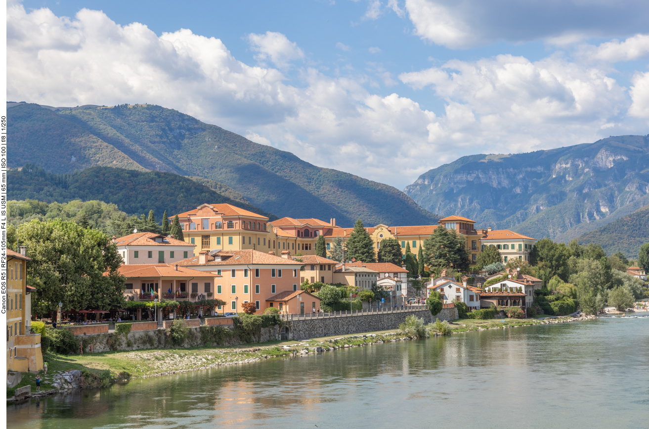 Blick von der Brücke aus auf den Fluss Brenta ...
