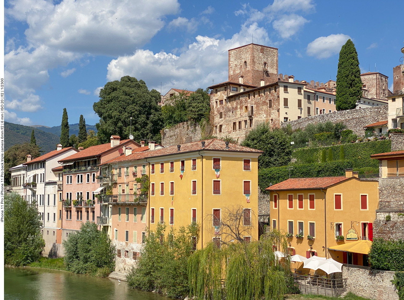 Im Hintergrund das "Castello degli Ezzelini"