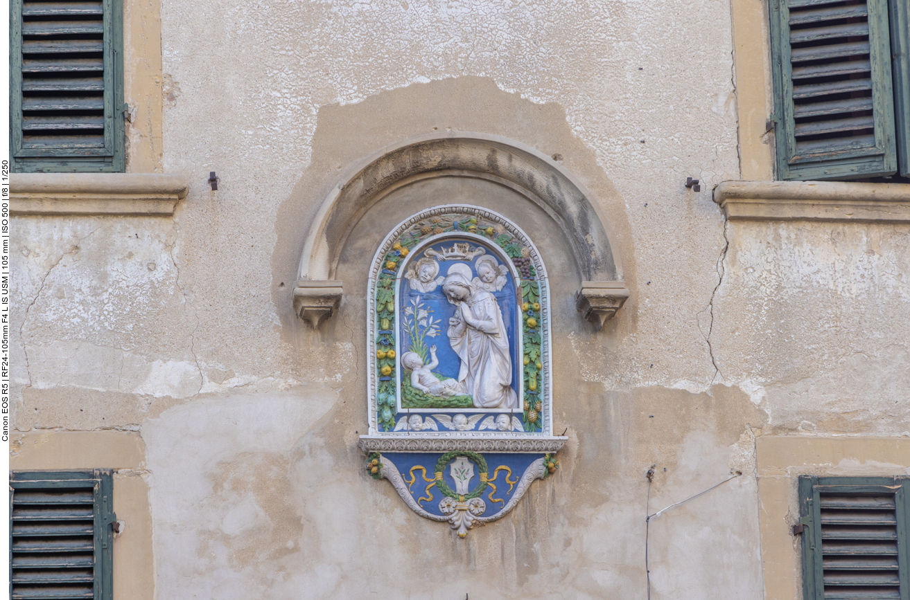 Marienbild an einer Hauswand