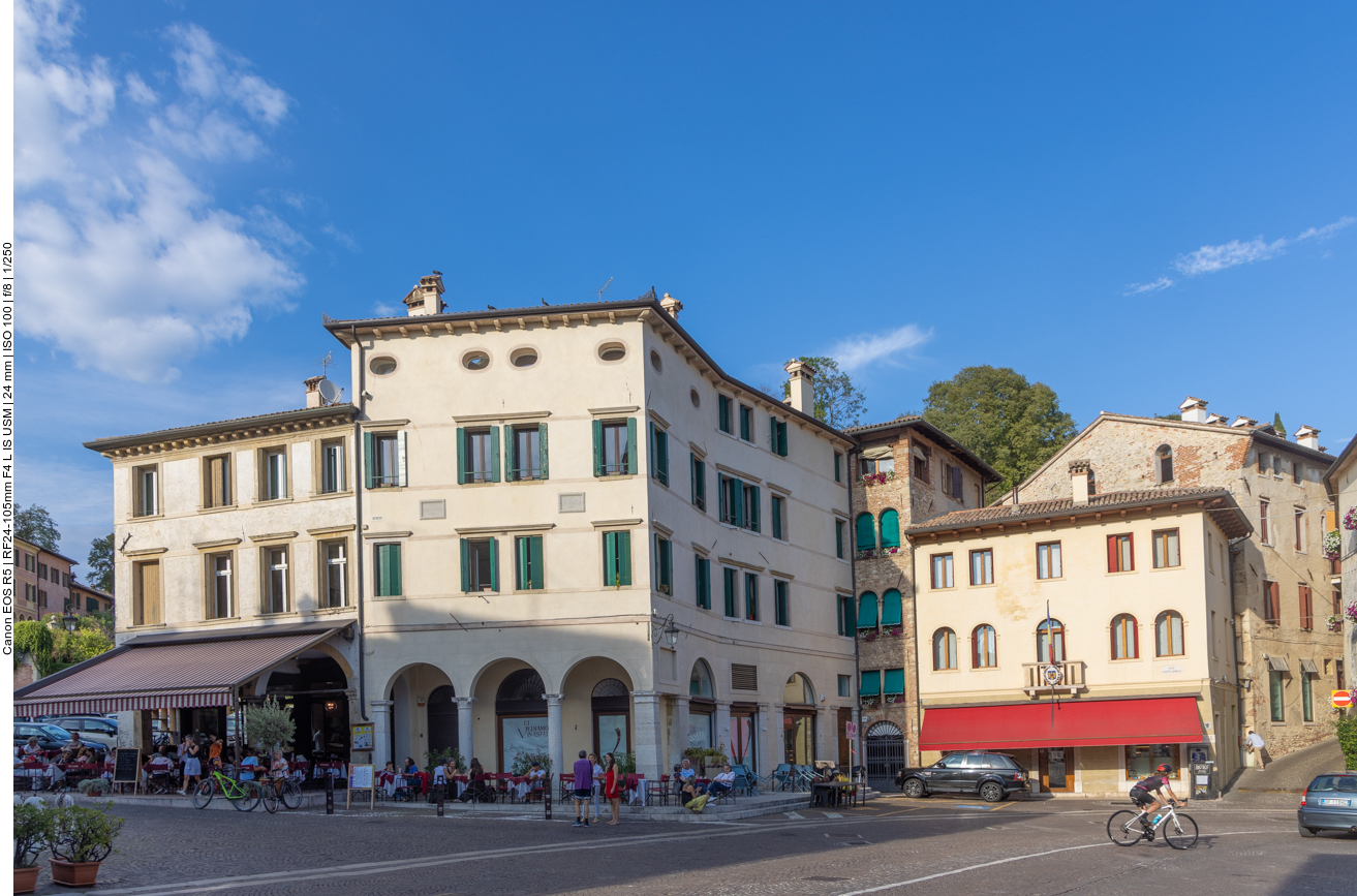 Cafés an der Piazza Maggiore