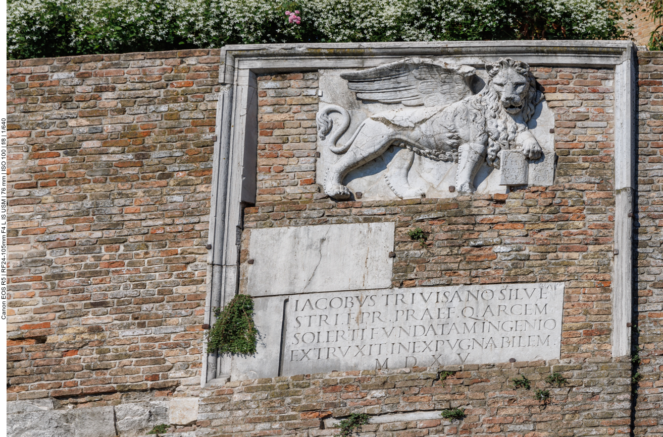 Inschrift an der Mauer der Burg