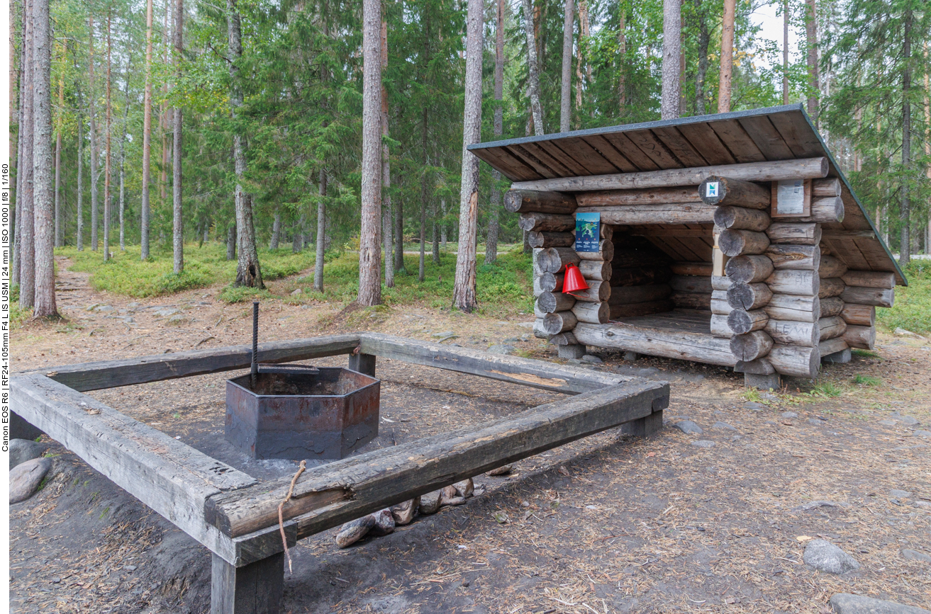 Hier ist eine der kleinen Hütten mit Feuerstelle zum Übernachten