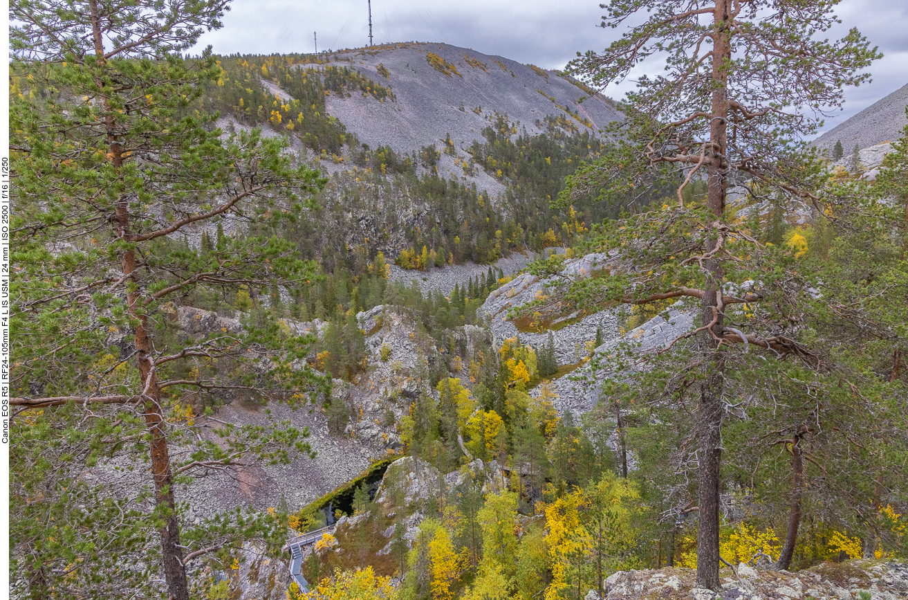 Das Tal ist von Schutthängen umgeben