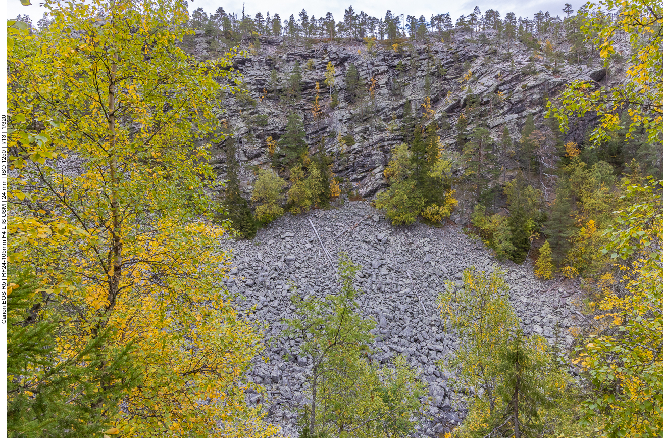 Felswand mit Schutthügel