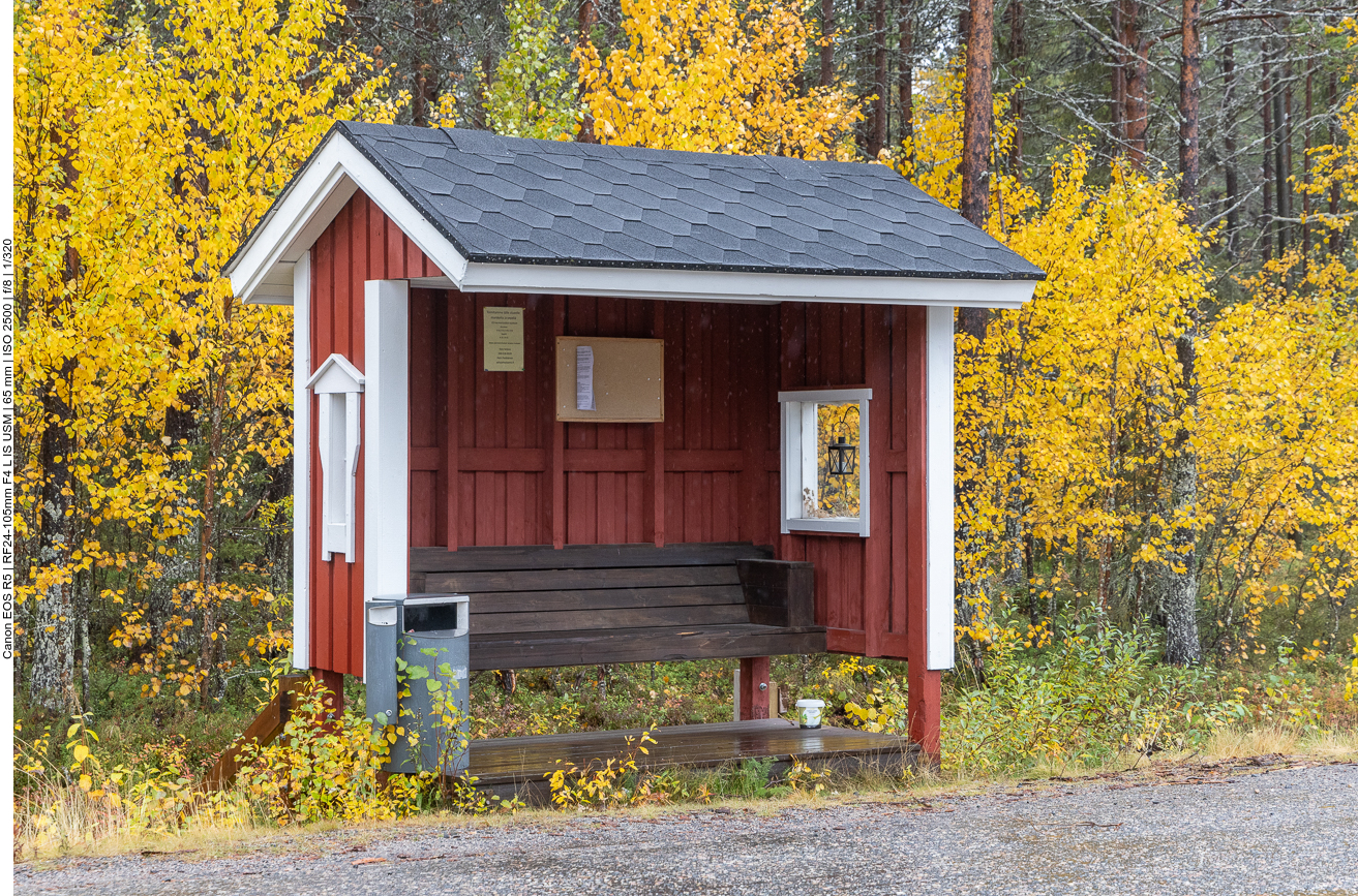 Bushaltestelle im Regen