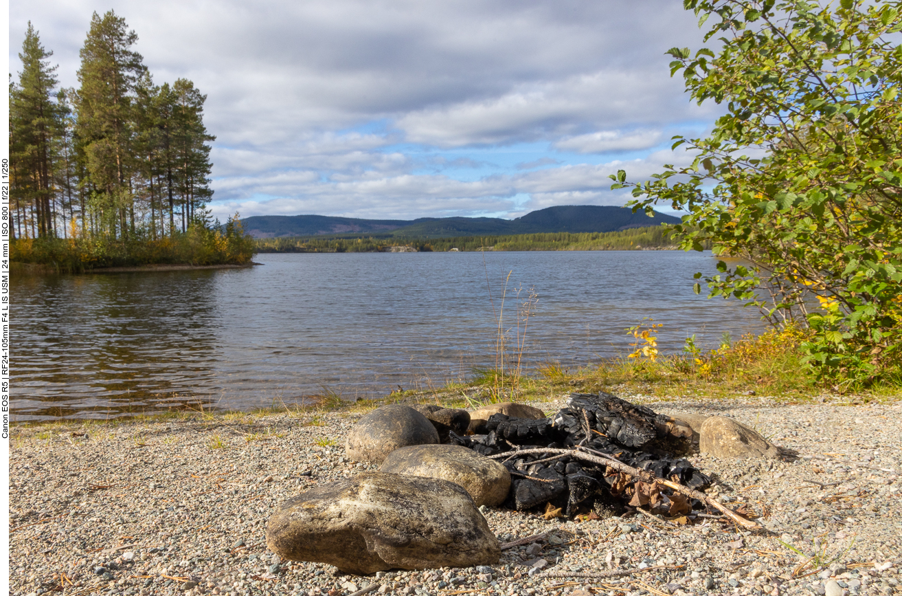 Lagerfeuer am Seeufer