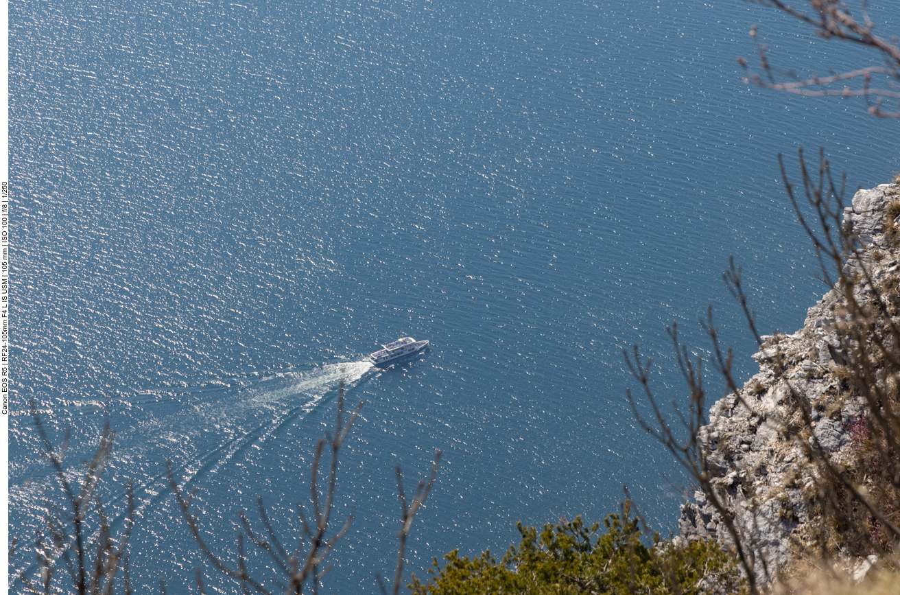 Unter uns das Fährschiff