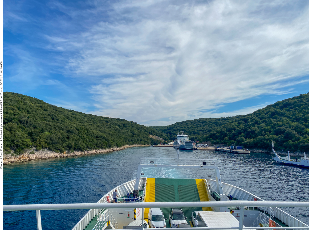 Übersetzen von der Insel Krk, die über eine Brücke zu erreichen ist, zur Insel Cres