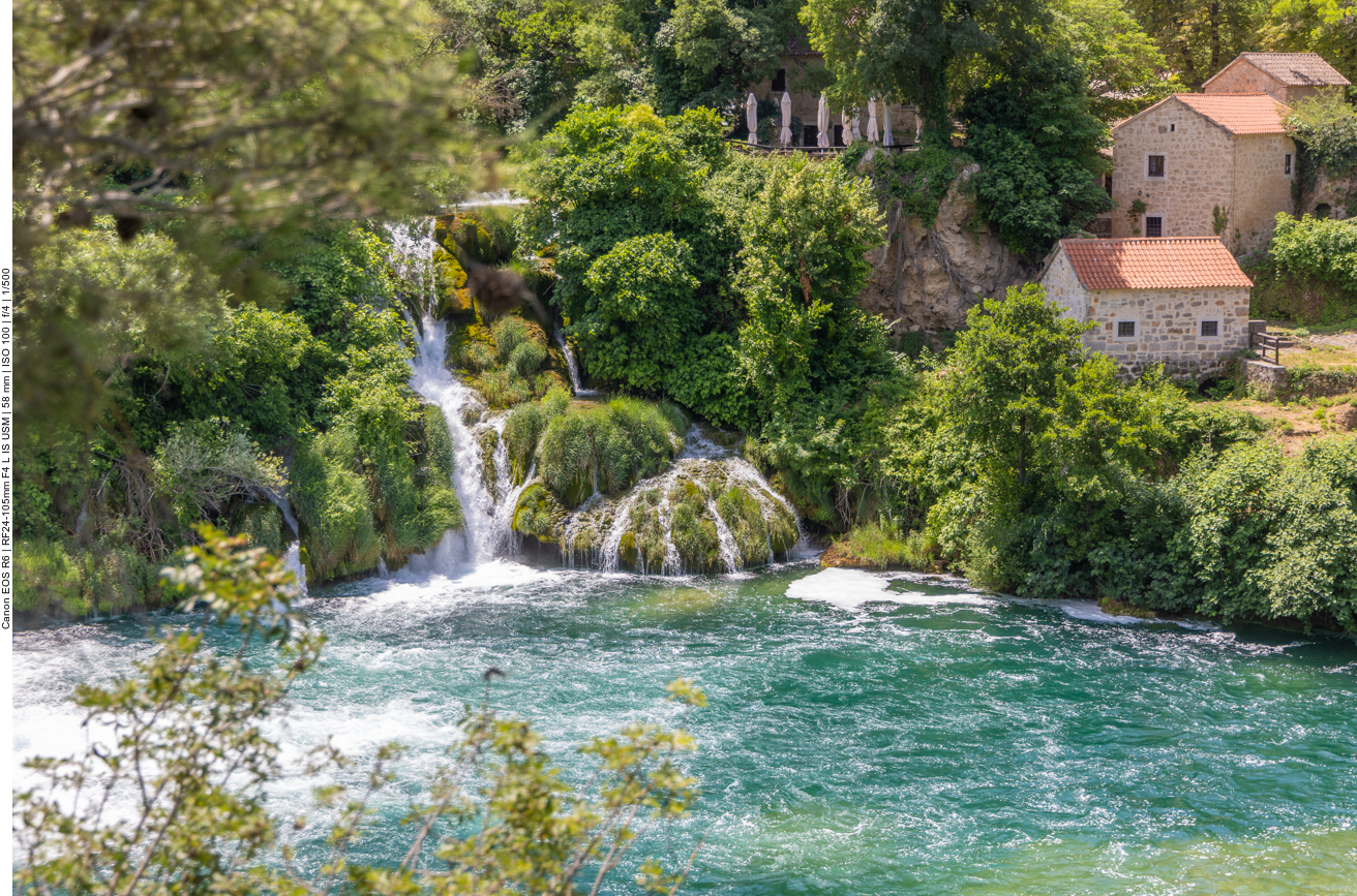 Natursteinhäuser am Wasser