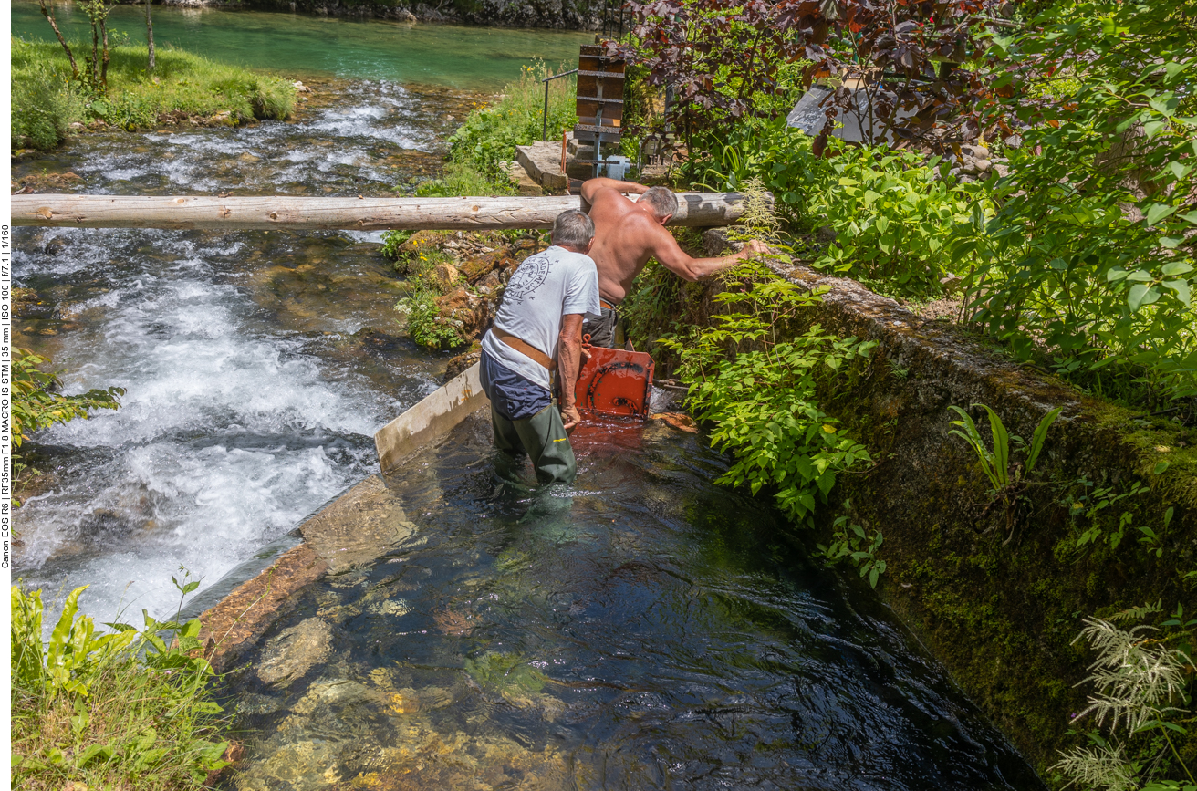Arbeiten an einem Wasserrad