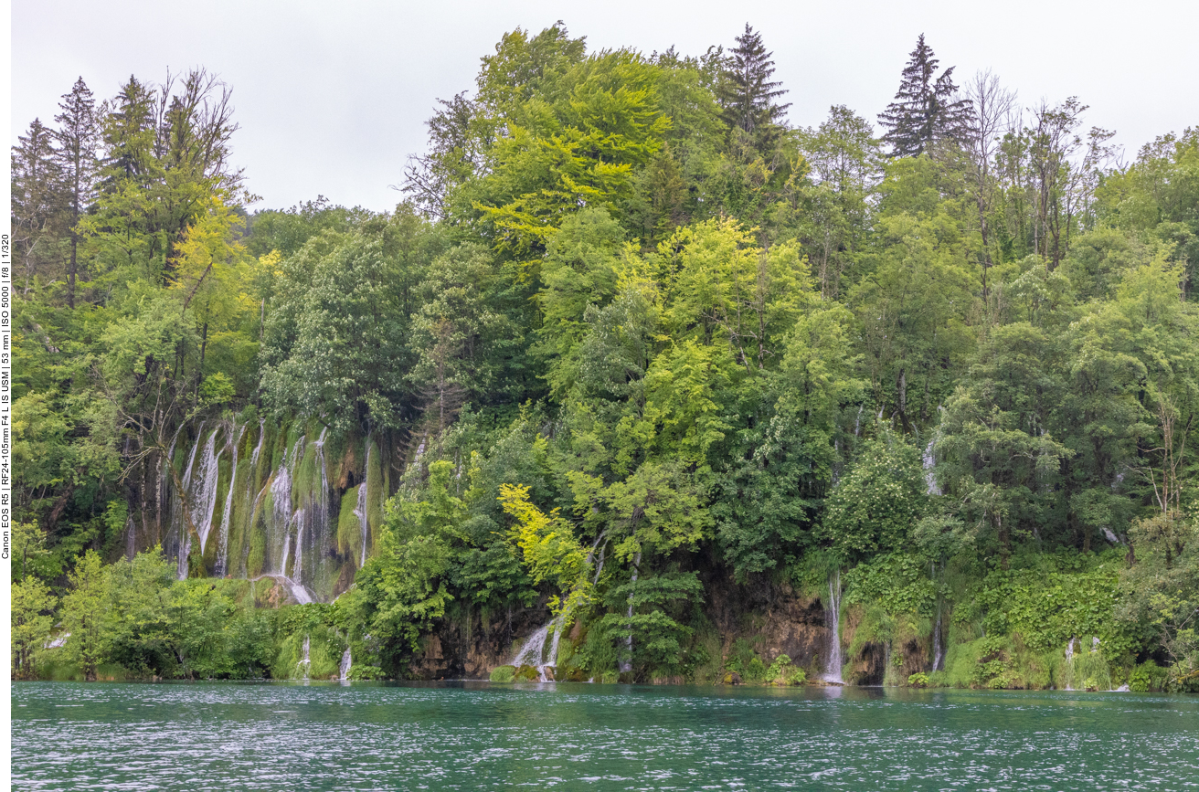 Viele Wasserfälle nebeneinander