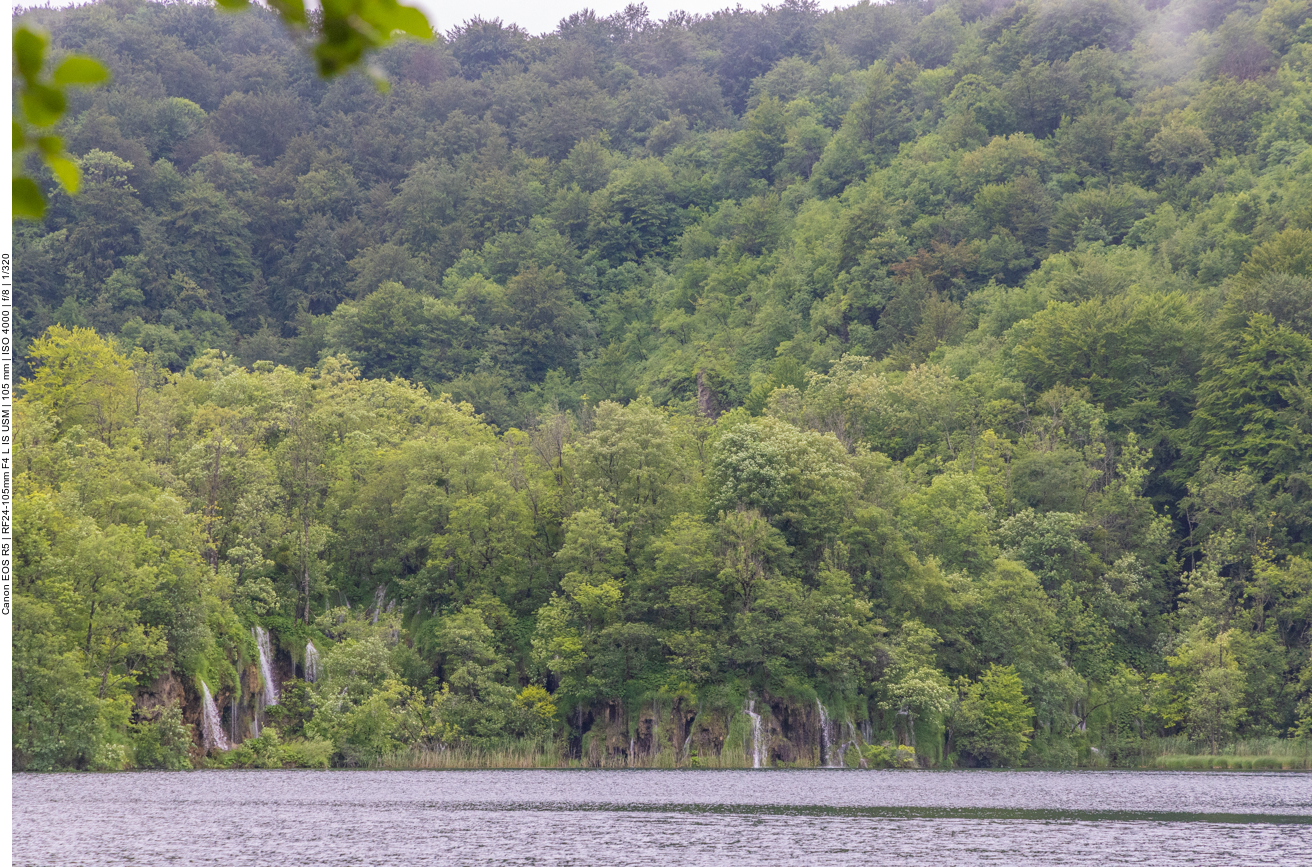 Die Seen sind terrassenförmig angeordnet und das Wasser fließt von einem Gewässer zum nächsten