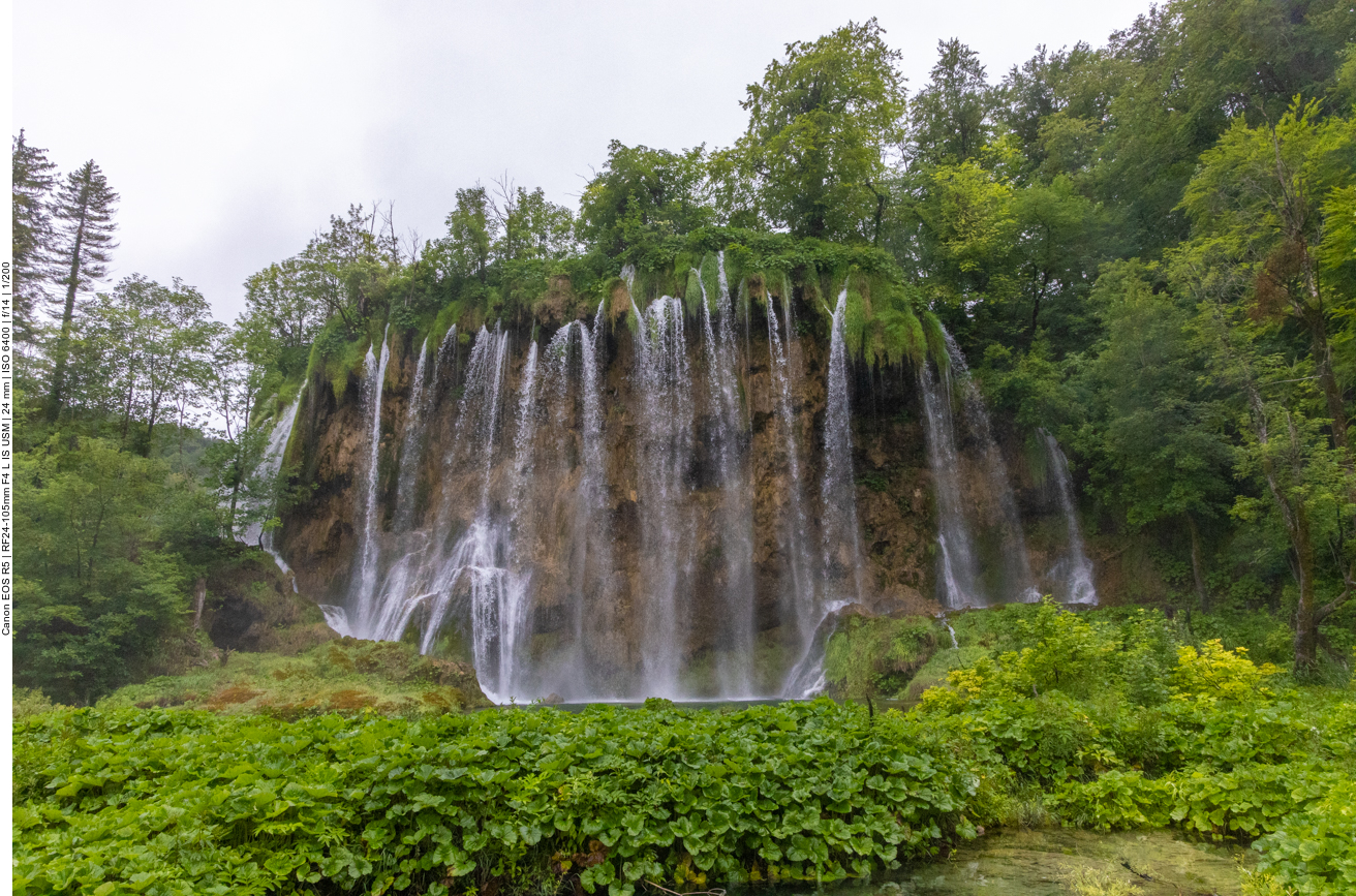 Der Wasserfall ergießt sich ...