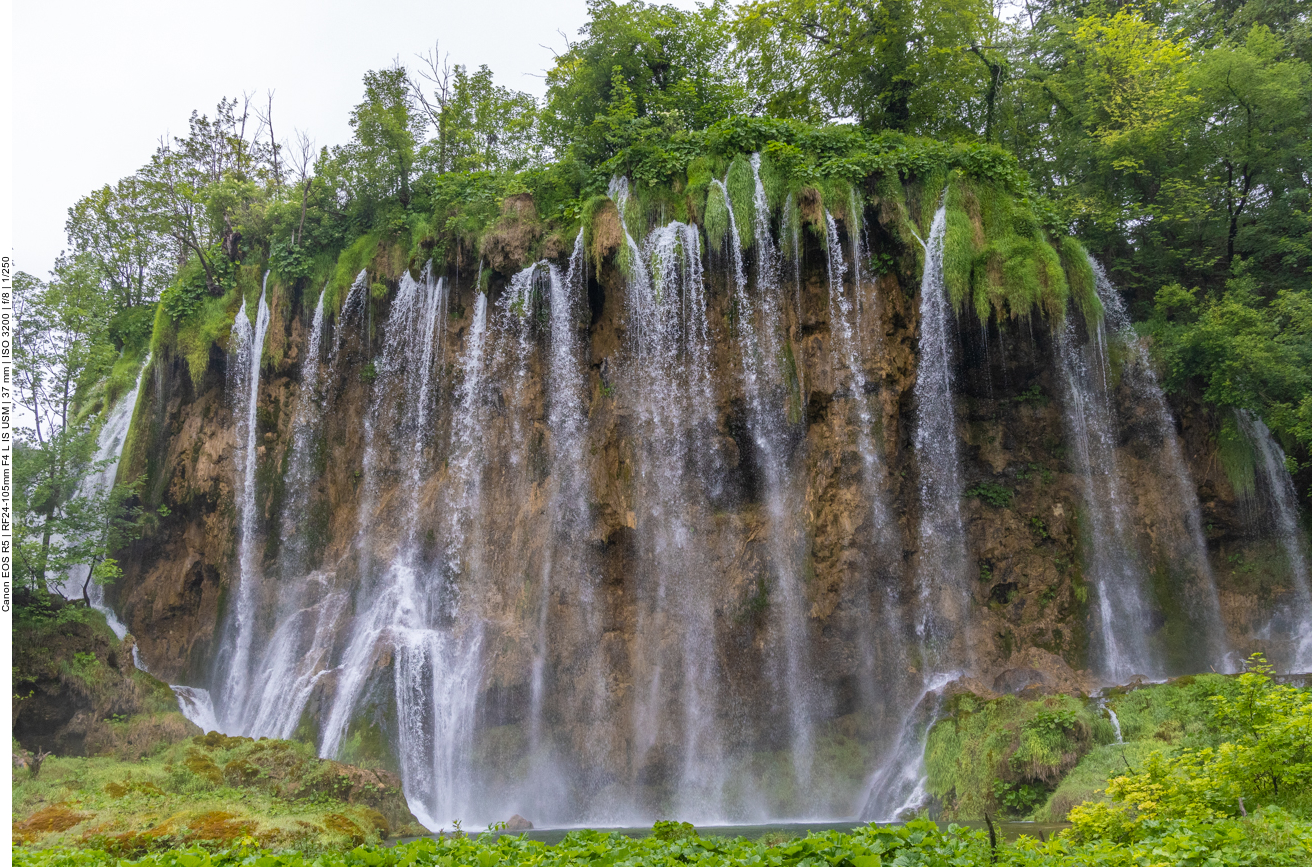 ... wie ein Vorhang vom Felsen