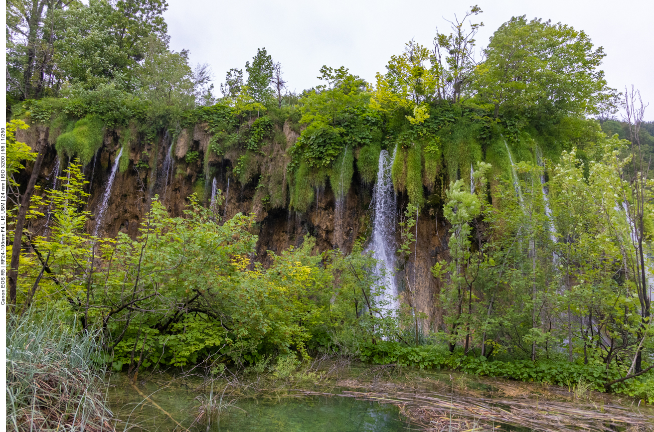 Überall fließt das Wasser über Felsen ...
