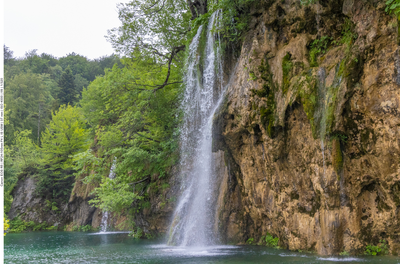... in die tieferliegenden Seen hinab