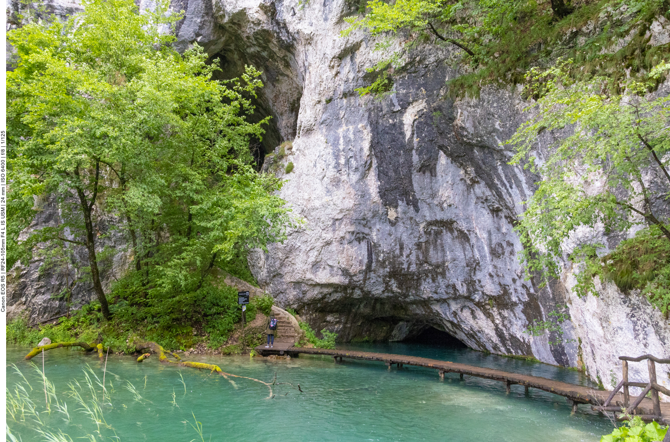 Am Ende (oder Anfang?) dieses Sees ist eine Höhle