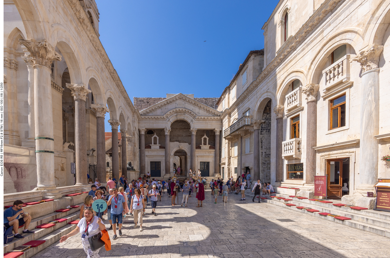 Diokletianpalast: Ein antiker Baukomplex, der als Alterssitz für den römischen Kaiser Diokletian diente, welcher als einziger römischer Kaiser 305 n. Chr. freiwillig aus dem Amt schied, gemeinsam mit seinem Mitkaiser Maximian