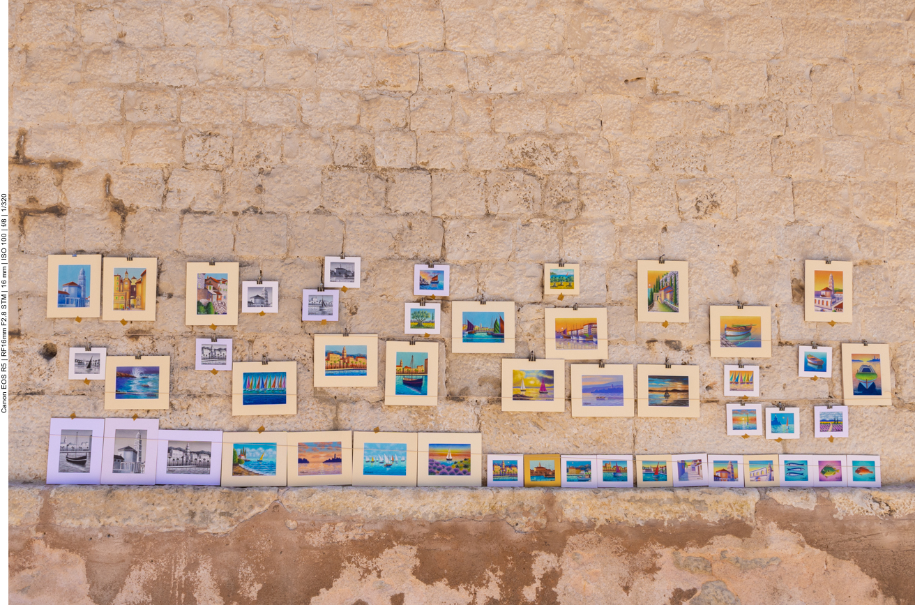 An manchen Wänden stellen Künstler ihre Werke zum Verkauf aus