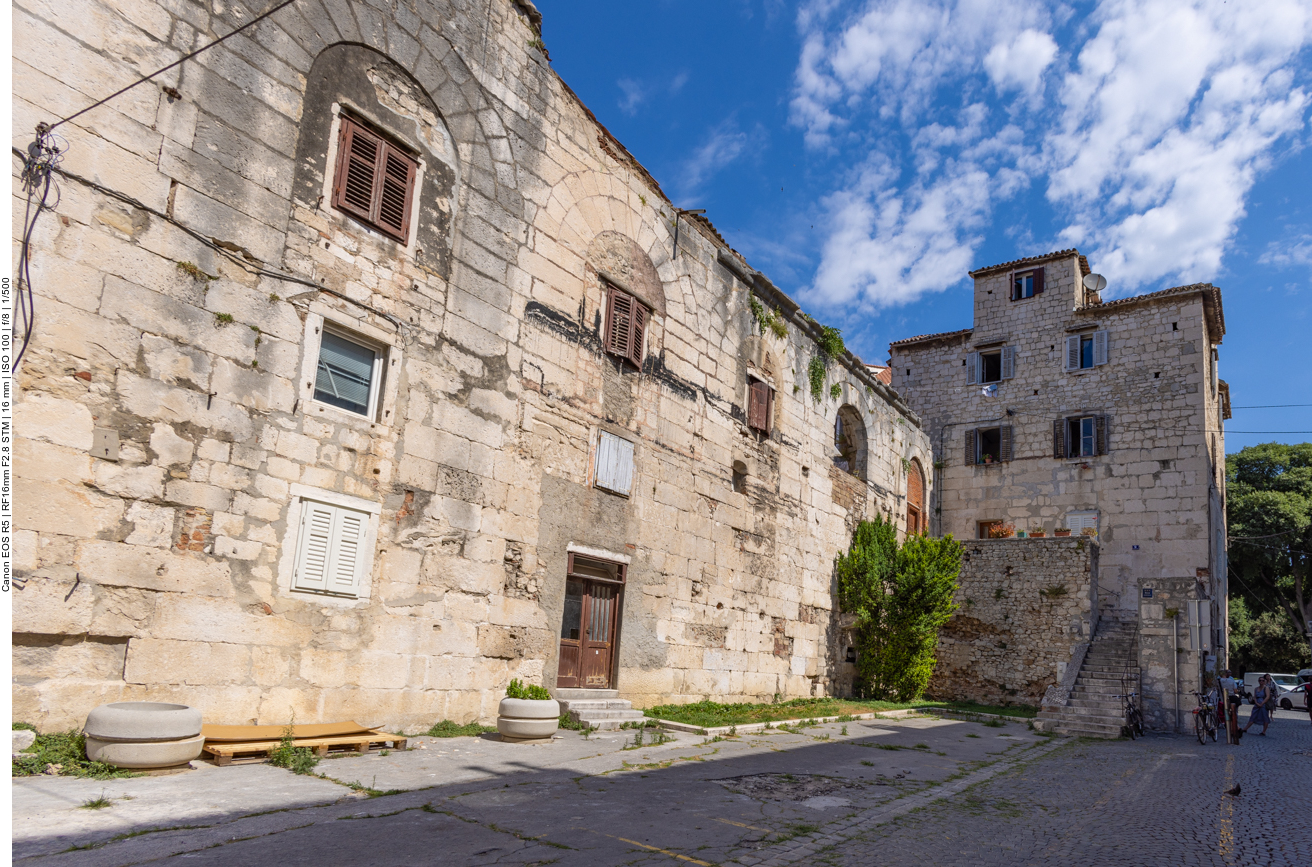 Einige Ruinen der römischen Bauten um den Palast
