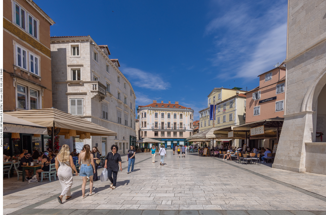 Cafès an einem der Plätze in Split