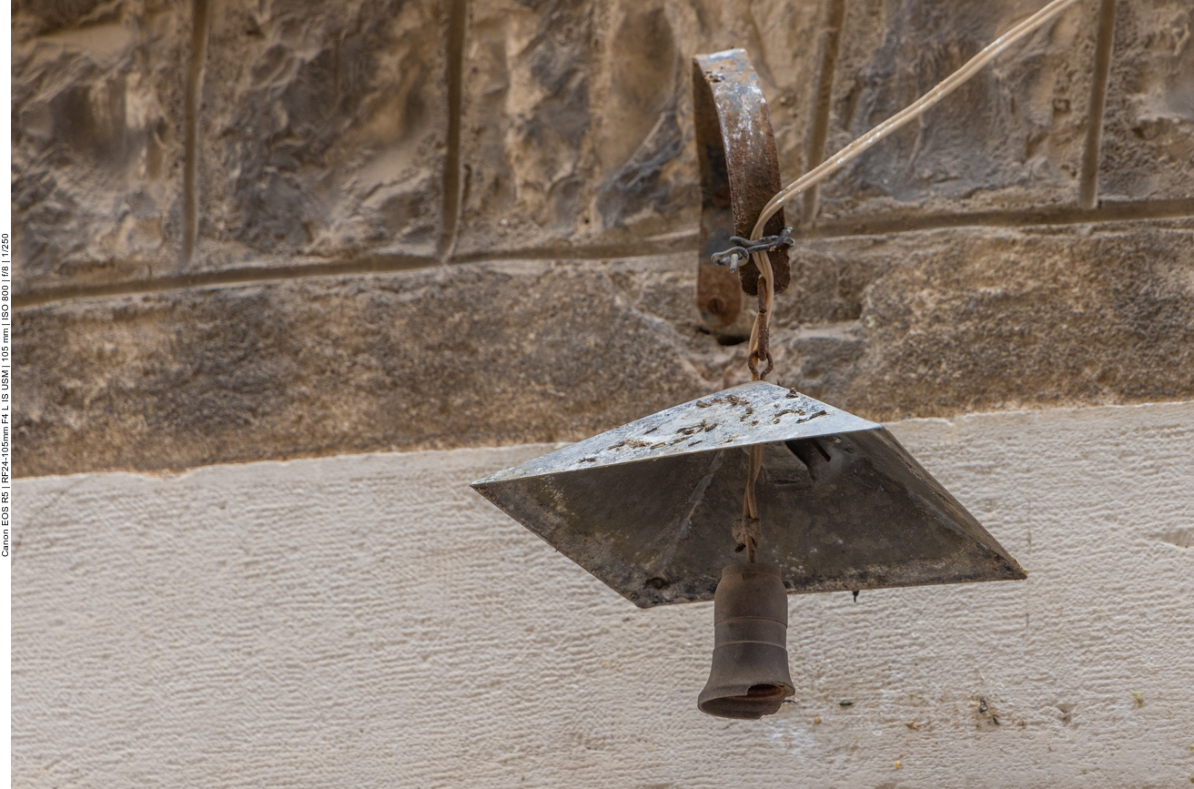 Alte Straßenlampe, kaputt