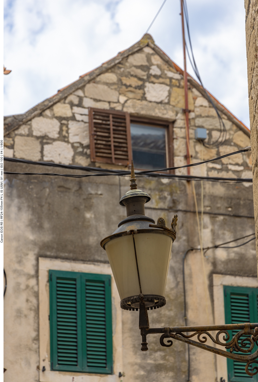 Alte Straßenlampe, halbwegs intakt